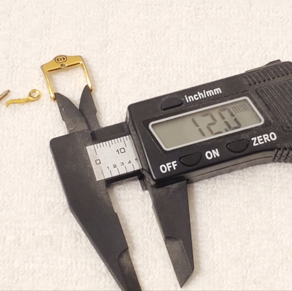 Vintage Gucci Swiss Made 6300L Women's Gold Plated Watch Three Jewels Black Dial - Picture 7 of 12